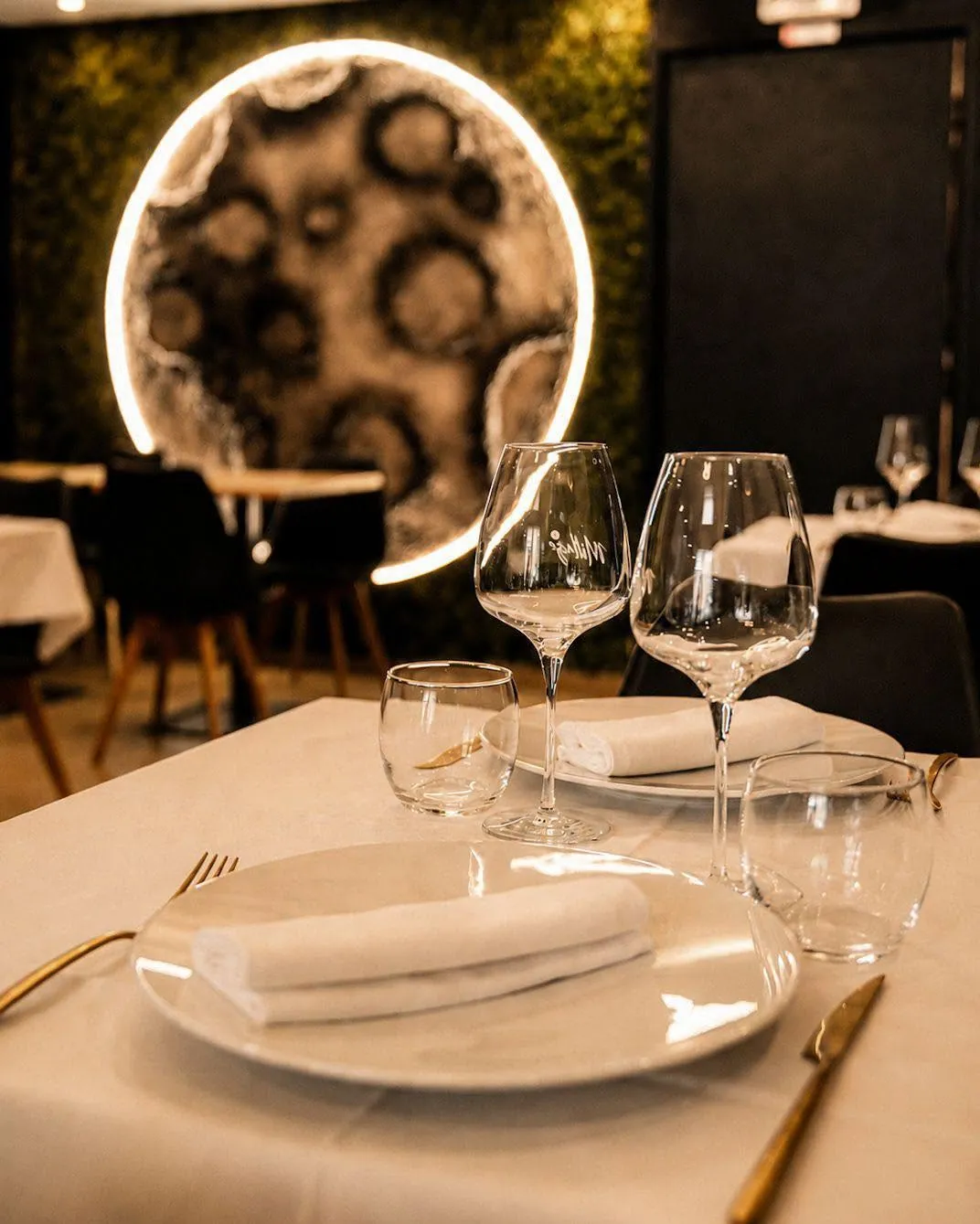 La sala del Prometeo con la luna illuminata